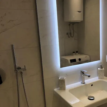 Elegant Near Wilson Square * 티라나