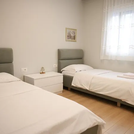 Elegant Near Wilson Square Daire